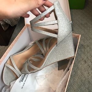 Jewel by Badgley Mischka Maida silver wedges